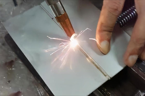 手持式激光焊接機(jī)與傳統(tǒng)焊接機(jī)比有什么優(yōu)勢？